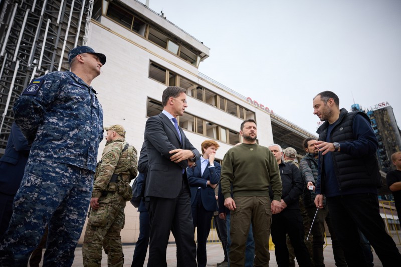 Володимир Зеленський ознайомився з наслідками російських атак на порт Одеси та роботою тимчасових коридорів для експорту зерна Володимир Зеленський ознайомився з наслідками російських атак на порт Одеси та роботою тимчасових коридорів для експорту зерна