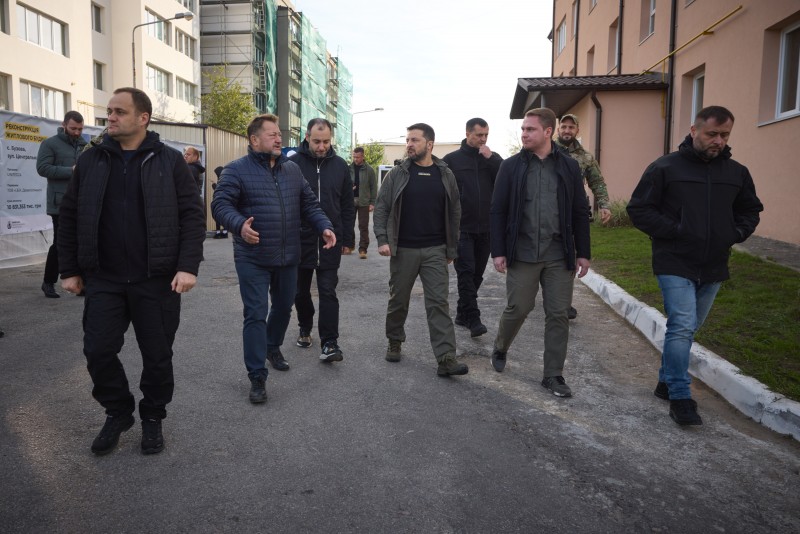 Володимир Зеленський ознайомився з відновленням будинків в Ірпені та Бузовій, пошкоджених унаслідок повномасштабної російської агресії Володимир Зеленський ознайомився з відновленням будинків в Ірпені та Бузовій, пошкоджених унаслідок повномасштабної російської агресії