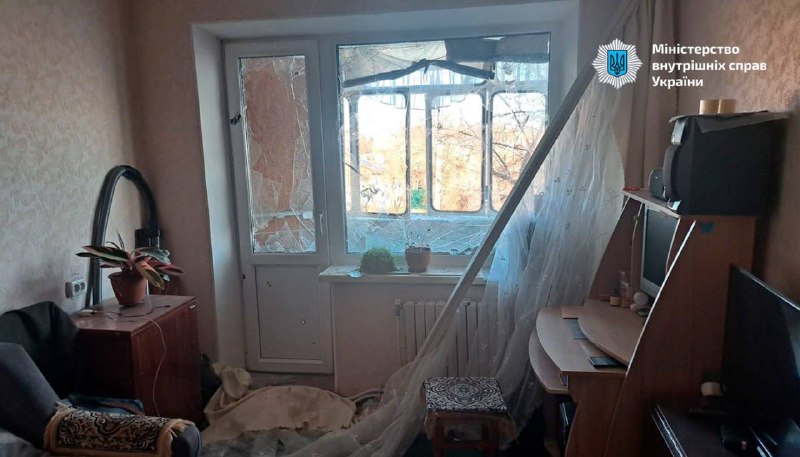 Обстріл житлового будинку у Нікополі: рятувальники обстежили пошкоджений будинок, поліцейські фіксують черговий злочин росії. Обстріл житлового будинку у Нікополі: рятувальники обстежили пошкоджений будинок, поліцейські фіксують черговий злочин росії.