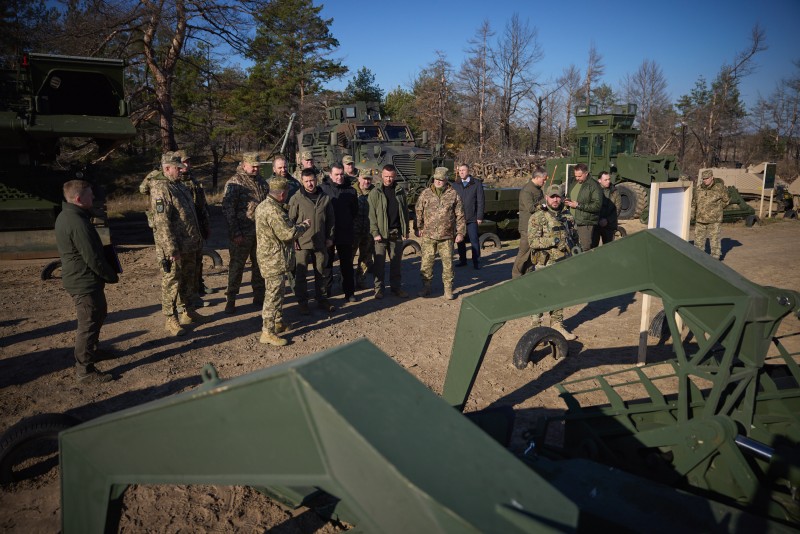 Президент України відвідав один із центрів підготовки підрозділів ракетних військ і артилерії та ознайомився з новітніми зразками артилерійського й інженерного озброєння Президент України відвідав один із центрів підготовки підрозділів ракетних військ і артилерії та ознайомився з новітніми зразками артилерійського й інженерного озброєння