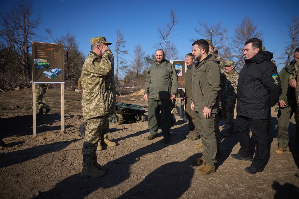 Президент України відвідав один із центрів підготовки підрозділів ракетних військ і артилерії та ознайомився з новітніми зразками артилерійського й інженерного озброєння Президент України відвідав один із центрів підготовки підрозділів ракетних військ і артилерії та ознайомився з новітніми зразками артилерійського й інженерного озброєння