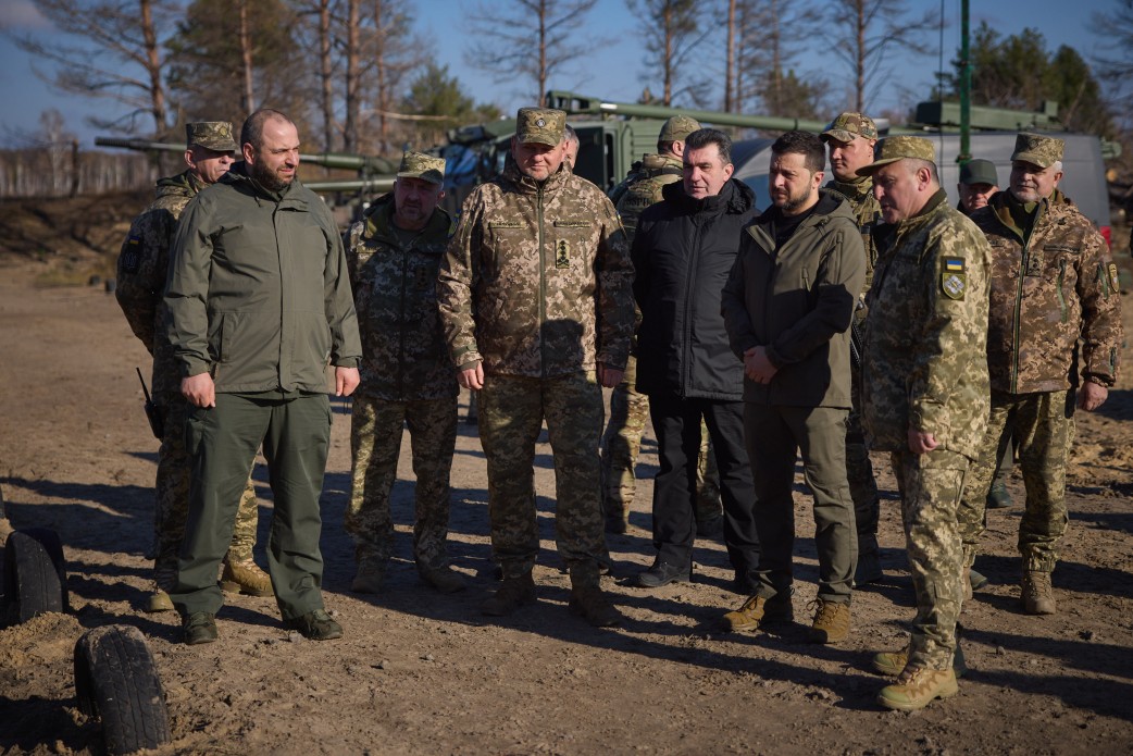 Президент України відвідав один із центрів підготовки підрозділів ракетних військ і артилерії та ознайомився з новітніми зразками артилерійського й інженерного озброєння Президент України відвідав один із центрів підготовки підрозділів ракетних військ і артилерії та ознайомився з новітніми зразками артилерійського й інженерного озброєння