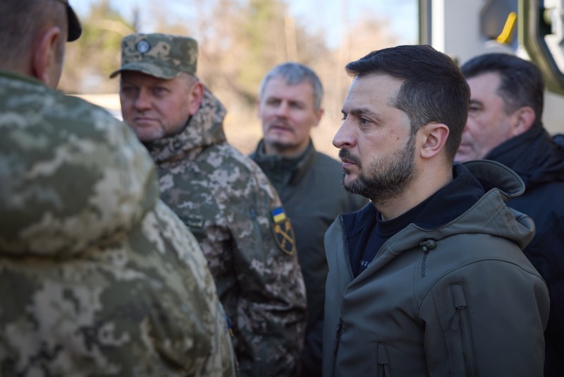 Президент України відвідав один із центрів підготовки підрозділів ракетних військ і артилерії та ознайомився з новітніми зразками артилерійського й інженерного озброєння Президент України відвідав один із центрів підготовки підрозділів ракетних військ і артилерії та ознайомився з новітніми зразками артилерійського й інженерного озброєння