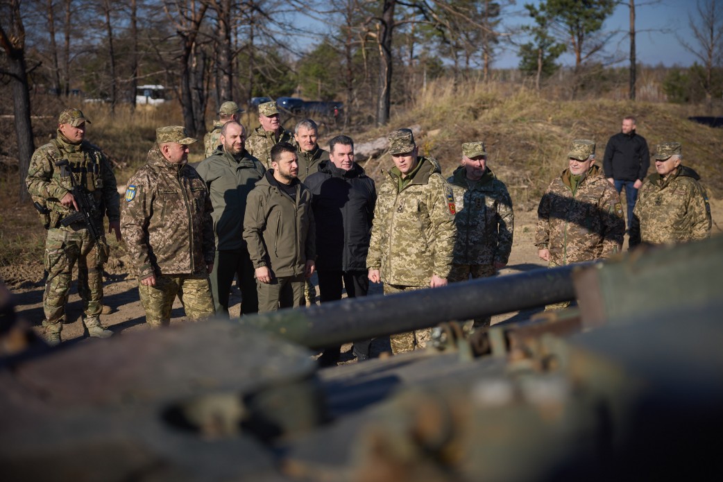 Президент України відвідав один із центрів підготовки підрозділів ракетних військ і артилерії та ознайомився з новітніми зразками артилерійського й інженерного озброєння Президент України відвідав один із центрів підготовки підрозділів ракетних військ і артилерії та ознайомився з новітніми зразками артилерійського й інженерного озброєння