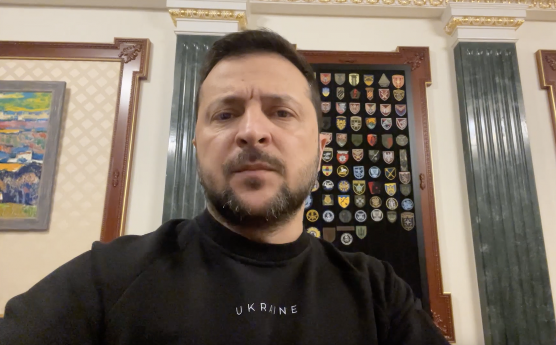 Щоразу, коли бачусь з нашими воїнами, я бачу готовність не просто захищати Україну, а перемагати в цій війні – звернення Президента Володимира Зеленського Щоразу, коли бачусь з нашими воїнами, я бачу готовність не просто захищати Україну, а перемагати в цій війні – звернення Президента Володимира Зеленського