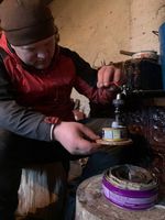 У Тернопільській вищій духовній семінарії виготовили понад 1000 окопних свічок для військових