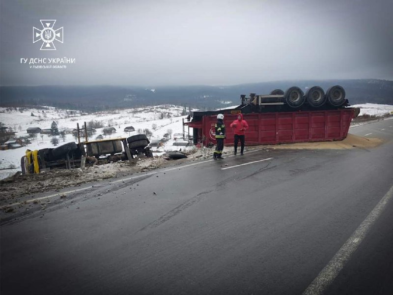 Львівська область: на трасі Київ-Чоп перекинувся вантажний автомобіль
На трасі Київ-Чоп в с Львівська область: на трасі Київ-Чоп перекинувся вантажний автомобіль
На трасі Київ-Чоп в с