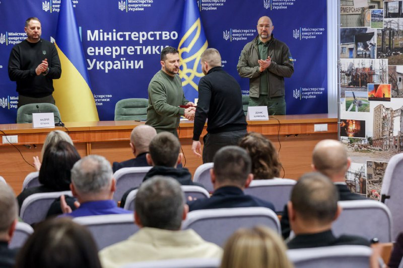 Енергетики — незламні, невтомні, сильні люди.
Сьогодні з Президентом Володимиром Зеленським привітали з професійним... Енергетики — незламні, невтомні, сильні люди.
Сьогодні з Президентом Володимиром Зеленським привітали з професійним...