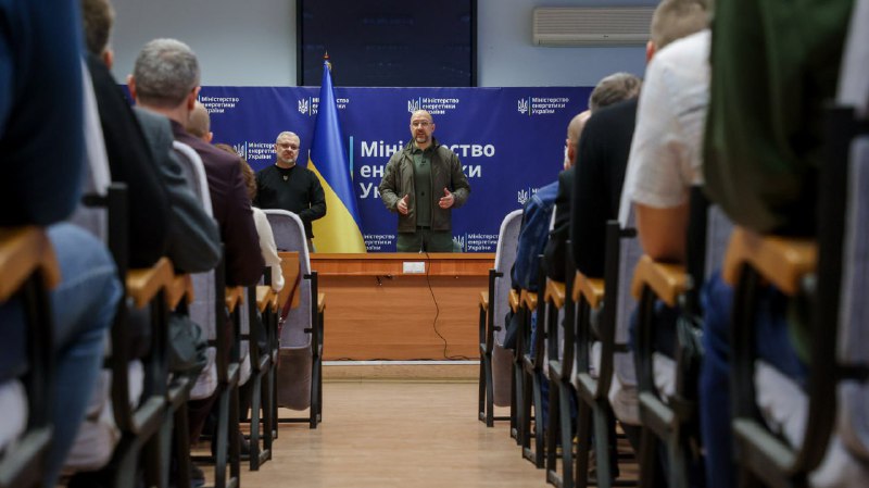 Енергетики — незламні, невтомні, сильні люди.
Сьогодні з Президентом Володимиром Зеленським привітали з професійним... Енергетики — незламні, невтомні, сильні люди.
Сьогодні з Президентом Володимиром Зеленським привітали з професійним...