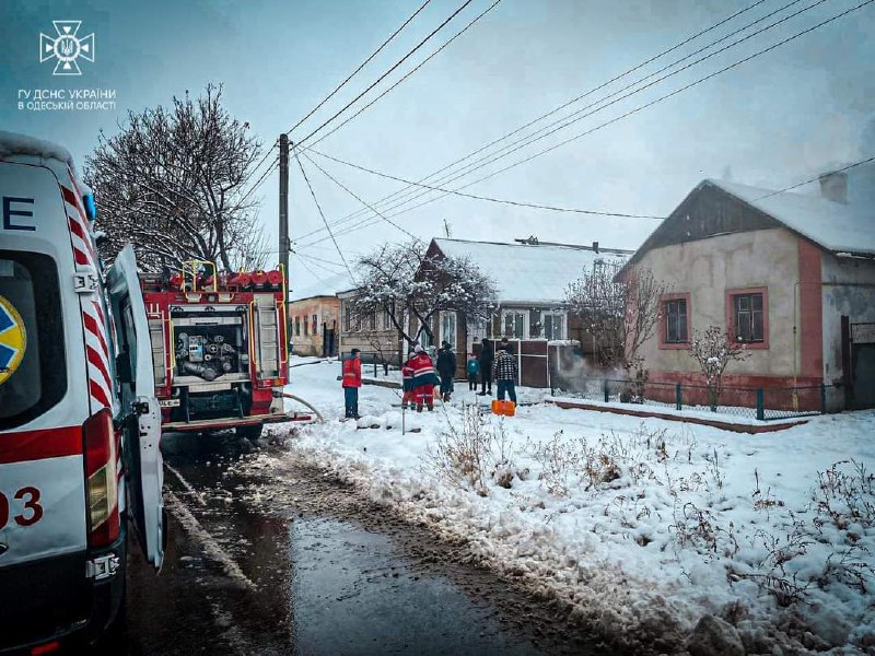 🧯Одещина: надзвичайники врятували на пожежі двох дітей.
Загорання сталося в житловому будинку у місті Березівка. 🧯Одещина: надзвичайники врятували на пожежі двох дітей.
Загорання сталося в житловому будинку у місті Березівка.