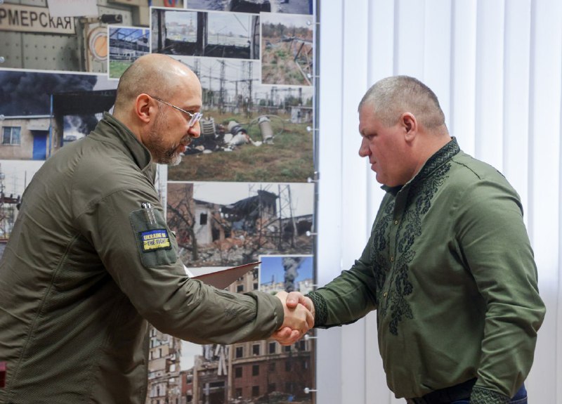 Енергетики — незламні, невтомні, сильні люди.
Сьогодні з Президентом Володимиром Зеленським привітали з професійним... Енергетики — незламні, невтомні, сильні люди.
Сьогодні з Президентом Володимиром Зеленським привітали з професійним...