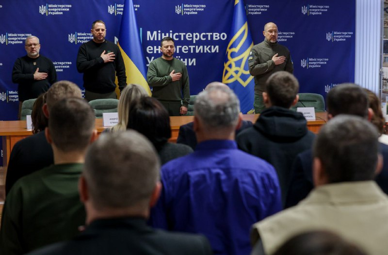Енергетики — незламні, невтомні, сильні люди.
Сьогодні з Президентом Володимиром Зеленським привітали з професійним... Енергетики — незламні, невтомні, сильні люди.
Сьогодні з Президентом Володимиром Зеленським привітали з професійним...