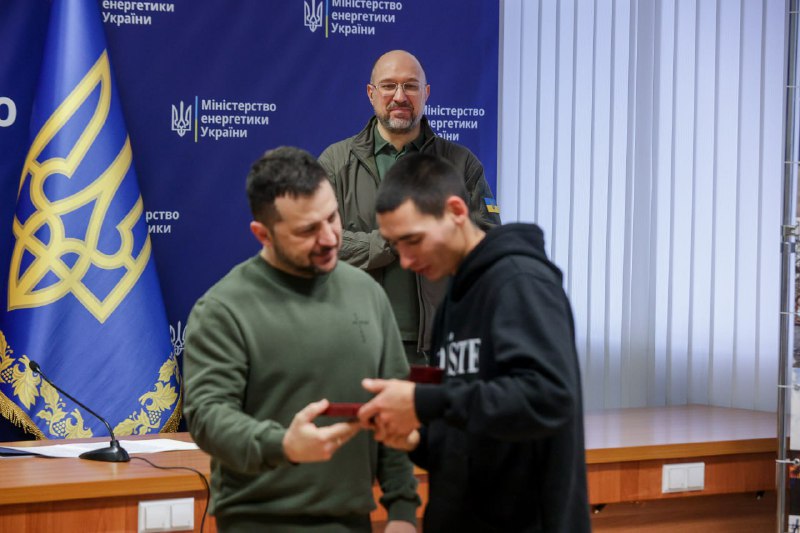 Енергетики — незламні, невтомні, сильні люди.
Сьогодні з Президентом Володимиром Зеленським привітали з професійним... Енергетики — незламні, невтомні, сильні люди.
Сьогодні з Президентом Володимиром Зеленським привітали з професійним...