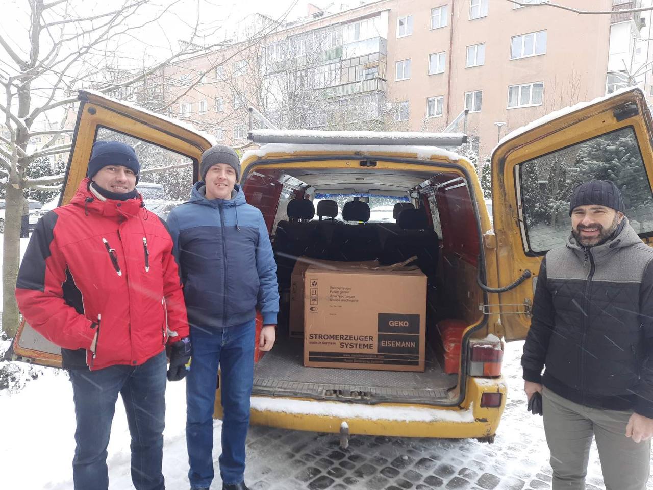 Антикризовий координаційний центр Івано-Франківської Архієпархії УГКЦ передав генератори для Захисників Антикризовий координаційний центр Івано-Франківської Архієпархії УГКЦ передав генератори для Захисників