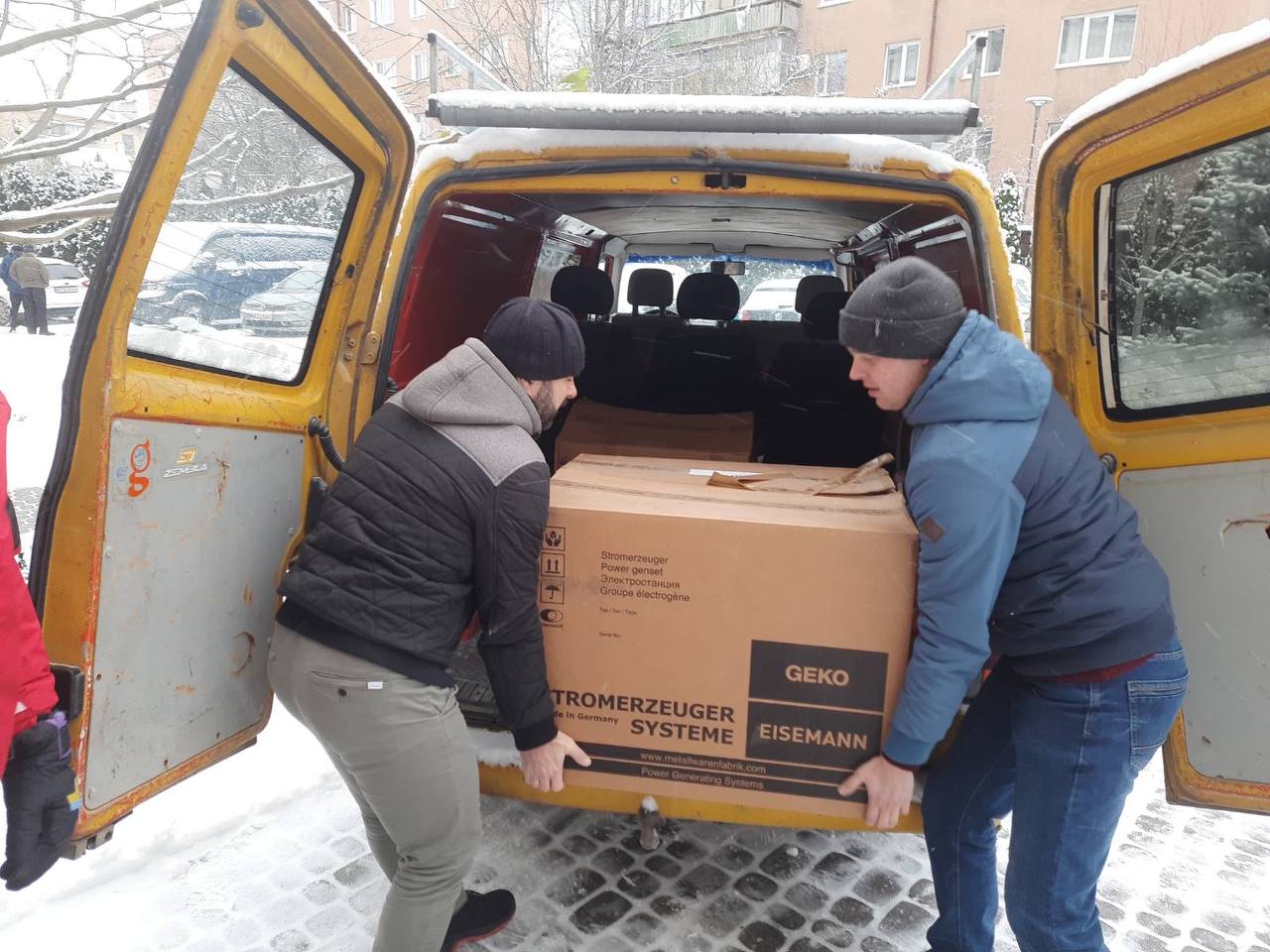 Антикризовий координаційний центр Івано-Франківської Архієпархії УГКЦ передав генератори для Захисників Антикризовий координаційний центр Івано-Франківської Архієпархії УГКЦ передав генератори для Захисників