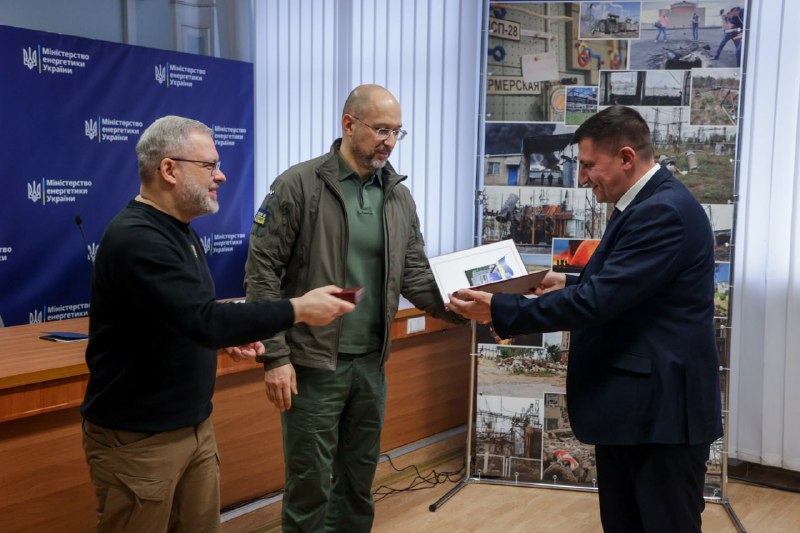 Енергетики — незламні, невтомні, сильні люди.
Сьогодні з Президентом Володимиром Зеленським привітали з професійним... Енергетики — незламні, невтомні, сильні люди.
Сьогодні з Президентом Володимиром Зеленським привітали з професійним...