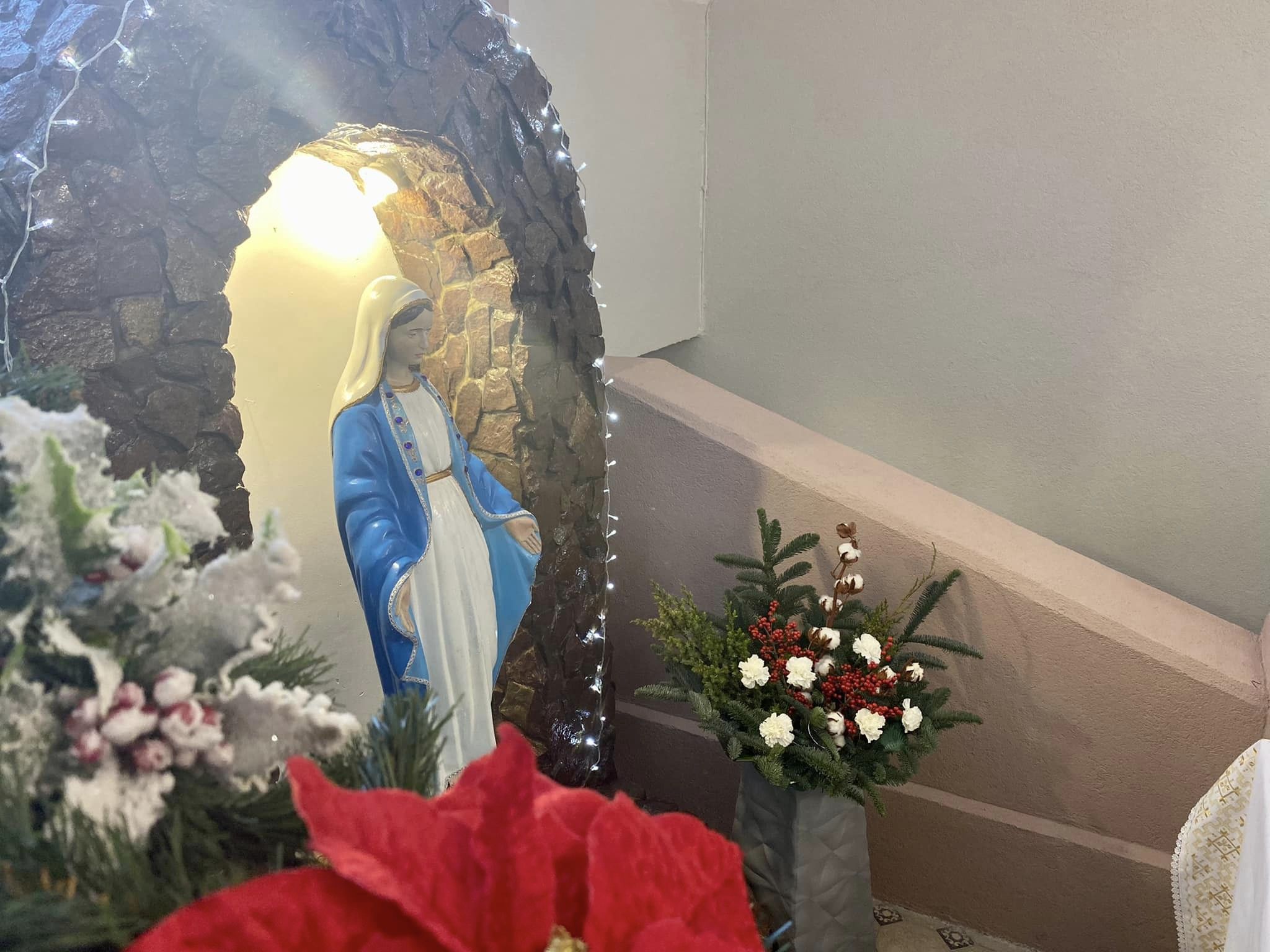 «Дякуємо Богородиці, що вберегла життя дітей»: Владика Володимир освятив фігуру Марії у дитячому будинку, пошкоджену внаслідок ракетного обстрілу Львова «Дякуємо Богородиці, що вберегла життя дітей»: Владика Володимир освятив фігуру Марії у дитячому будинку, пошкоджену внаслідок ракетного обстрілу Львова