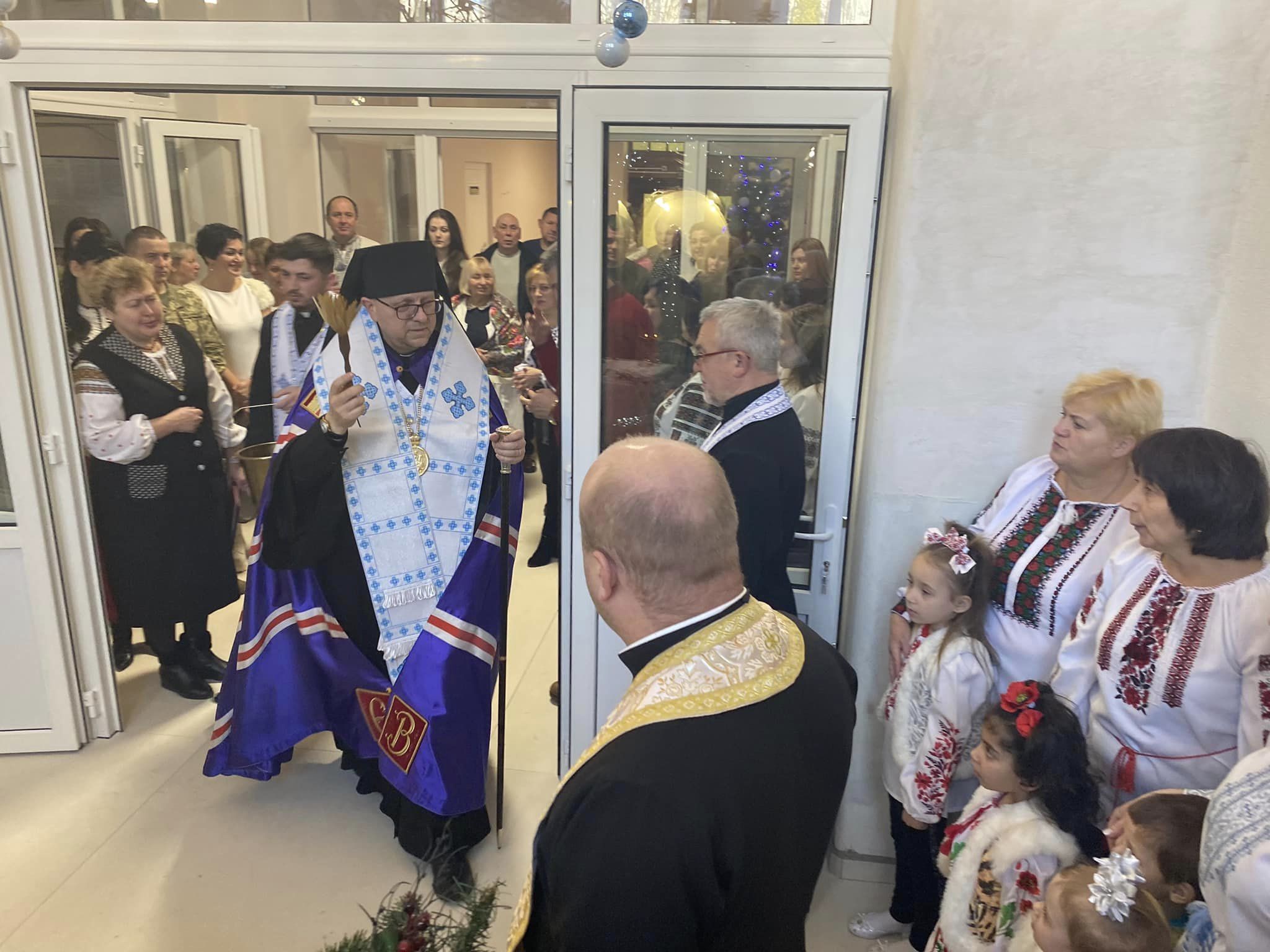 «Дякуємо Богородиці, що вберегла життя дітей»: Владика Володимир освятив фігуру Марії у дитячому будинку, пошкоджену внаслідок ракетного обстрілу Львова «Дякуємо Богородиці, що вберегла життя дітей»: Владика Володимир освятив фігуру Марії у дитячому будинку, пошкоджену внаслідок ракетного обстрілу Львова