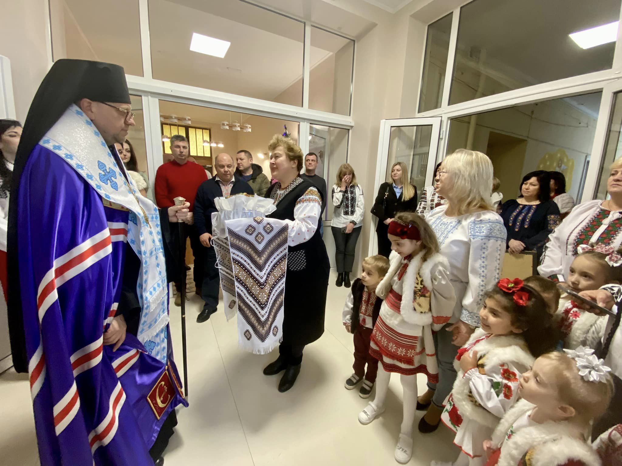 «Дякуємо Богородиці, що вберегла життя дітей»: Владика Володимир освятив фігуру Марії у дитячому будинку, пошкоджену внаслідок ракетного обстрілу Львова «Дякуємо Богородиці, що вберегла життя дітей»: Владика Володимир освятив фігуру Марії у дитячому будинку, пошкоджену внаслідок ракетного обстрілу Львова