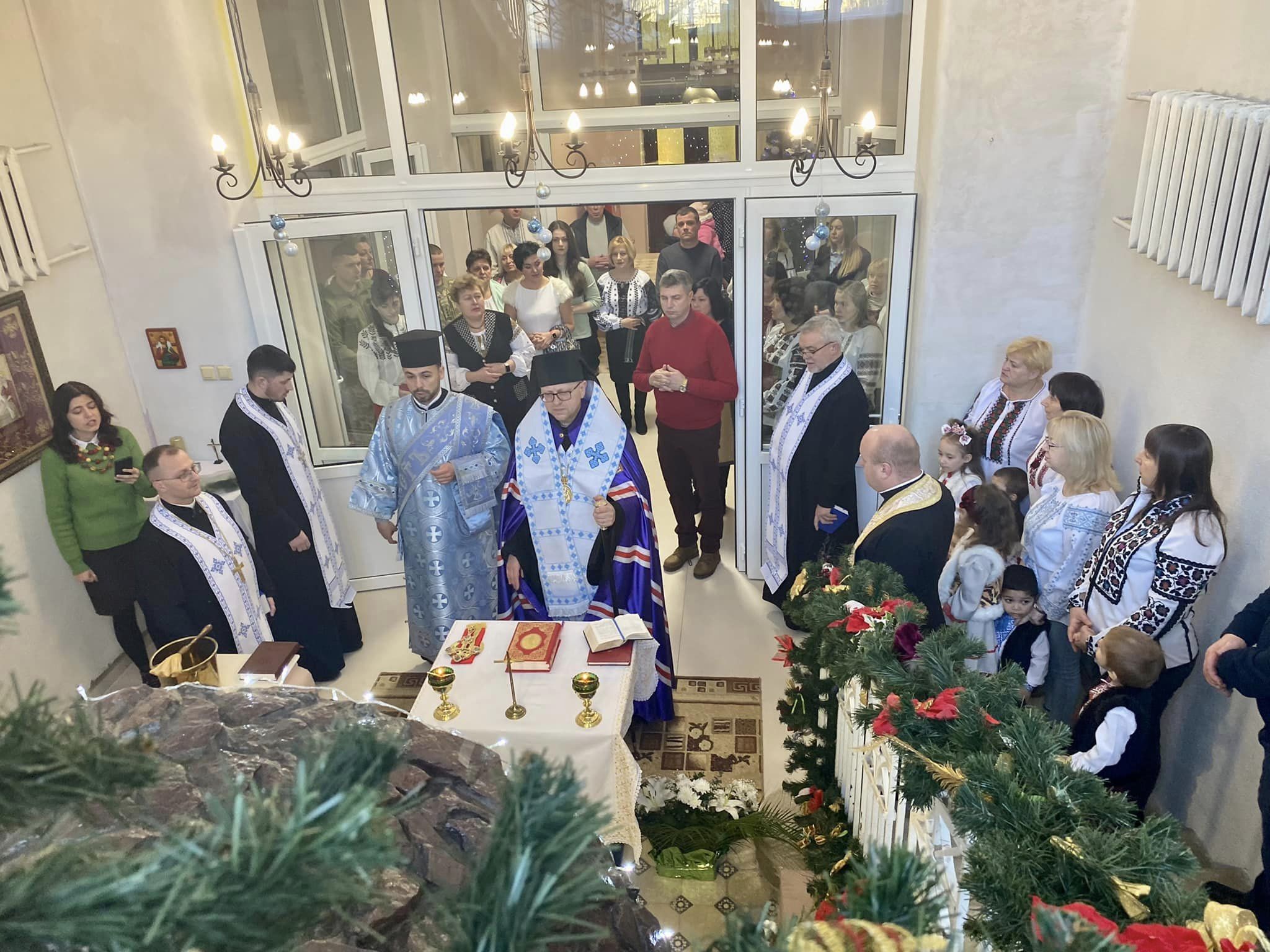 «Дякуємо Богородиці, що вберегла життя дітей»: Владика Володимир освятив фігуру Марії у дитячому будинку, пошкоджену внаслідок ракетного обстрілу Львова «Дякуємо Богородиці, що вберегла життя дітей»: Владика Володимир освятив фігуру Марії у дитячому будинку, пошкоджену внаслідок ракетного обстрілу Львова