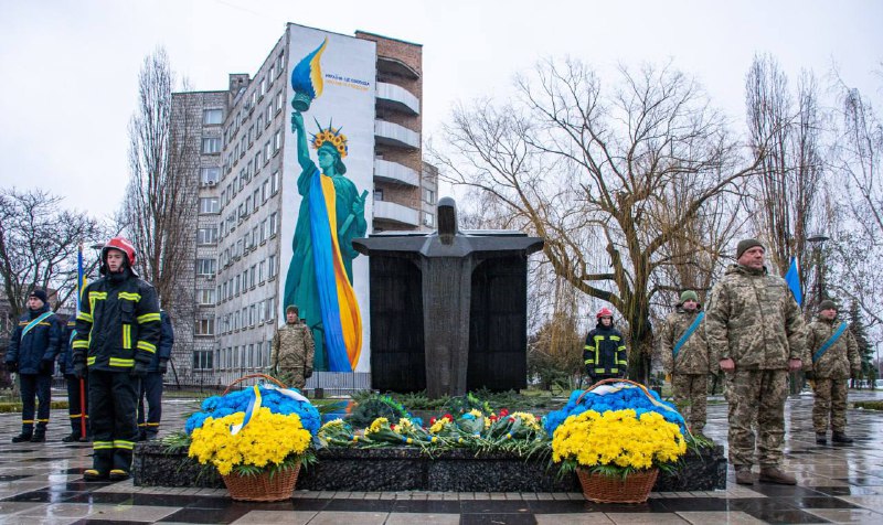 Сьогодні ми вшановуємо героїчний подвиг учасників ліквідації наслідків аварії на Чорнобильській АЕС. Сьогодні ми вшановуємо героїчний подвиг учасників ліквідації наслідків аварії на Чорнобильській АЕС.