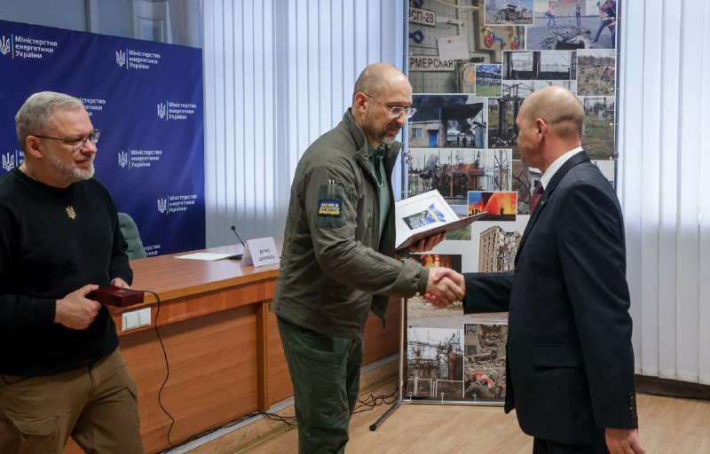 Енергетики — незламні, невтомні, сильні люди.
Сьогодні з Президентом Володимиром Зеленським привітали з професійним... Енергетики — незламні, невтомні, сильні люди.
Сьогодні з Президентом Володимиром Зеленським привітали з професійним...