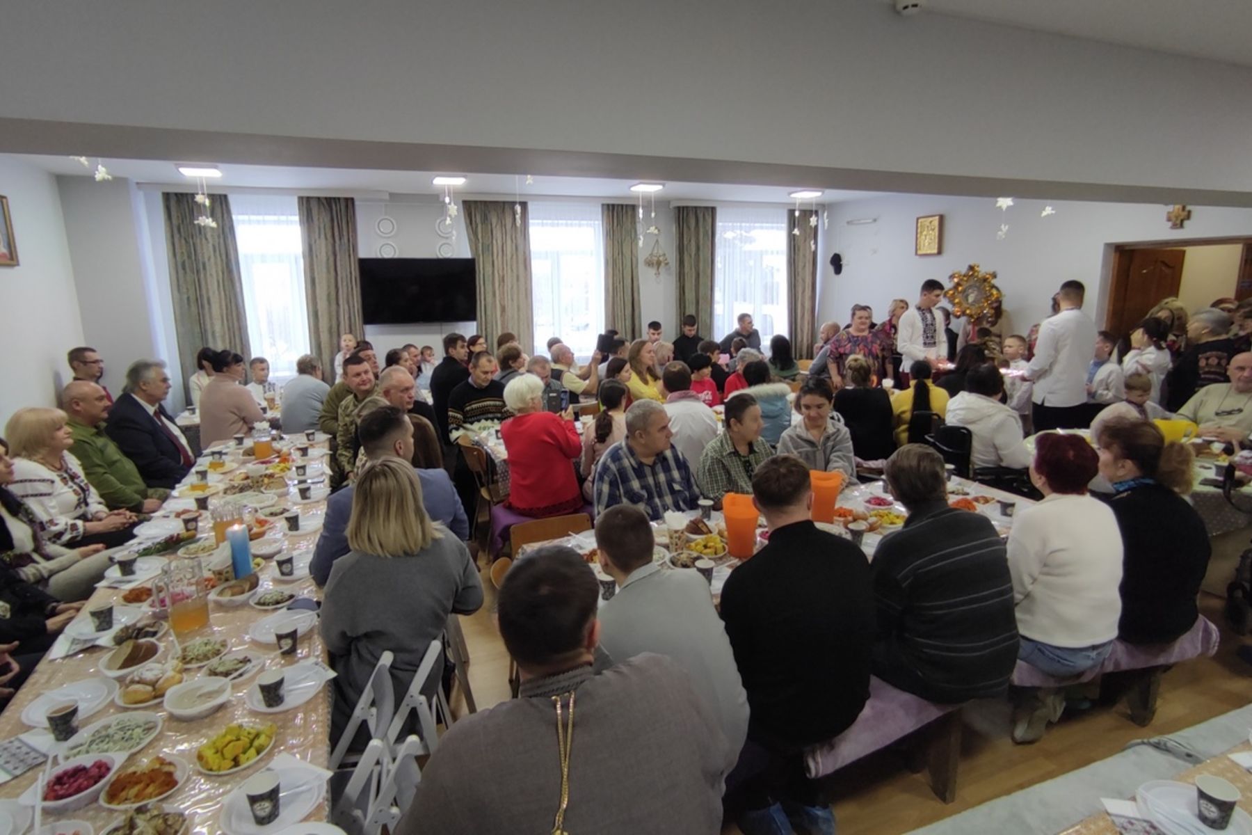 Як в&nbsp;УГКЦ розділили різдвяну трапезу з&nbsp;потребуючими