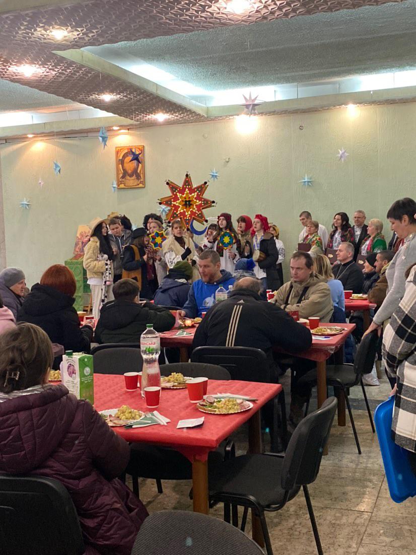 «Кожна бідна людина є нашим другом»: На Різдво владика Володимир поблагословив обід для потребуючих «Кожна бідна людина є нашим другом»: На Різдво владика Володимир поблагословив обід для потребуючих