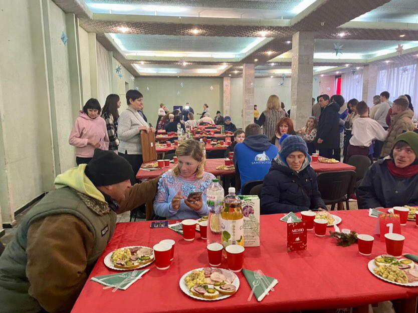 «Кожна бідна людина є нашим другом»: На Різдво владика Володимир поблагословив обід для потребуючих «Кожна бідна людина є нашим другом»: На Різдво владика Володимир поблагословив обід для потребуючих