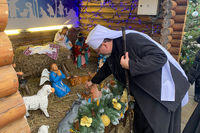 &laquo;Ми&nbsp;тут разом, аби відчути єднання&raquo;, - Глава УГКЦ із Постійним Синодом освятив вертеп на&nbsp;центральній площі Чернівців