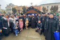 &laquo;Ми&nbsp;тут разом, аби відчути єднання&raquo;, - Глава УГКЦ із Постійним Синодом освятив вертеп на&nbsp;центральній площі Чернівців