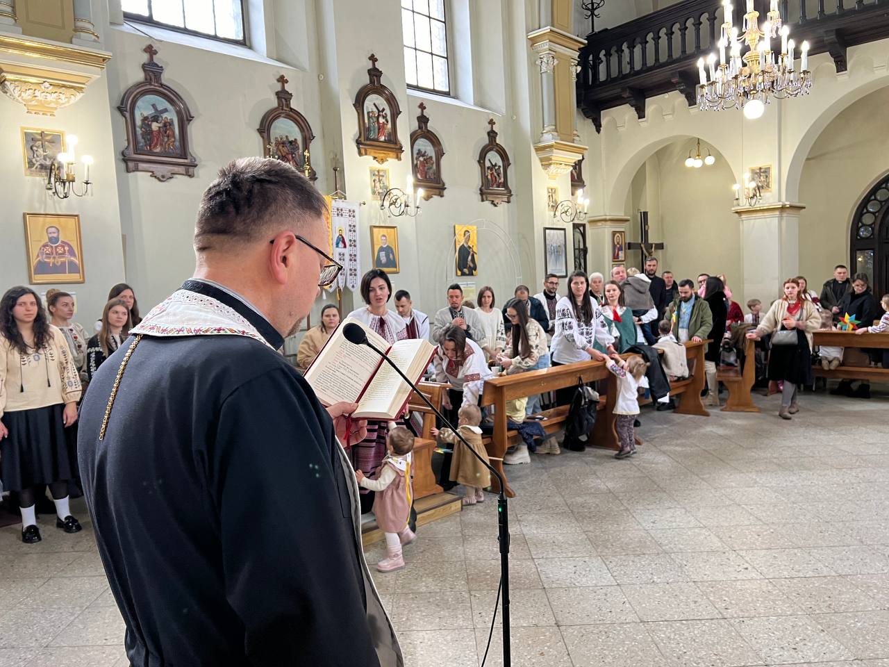 Напередодні Різдва владика Володимир благословив і розділив з «Ангеликами» святкову вечерю Напередодні Різдва владика Володимир благословив і розділив з «Ангеликами» святкову вечерю