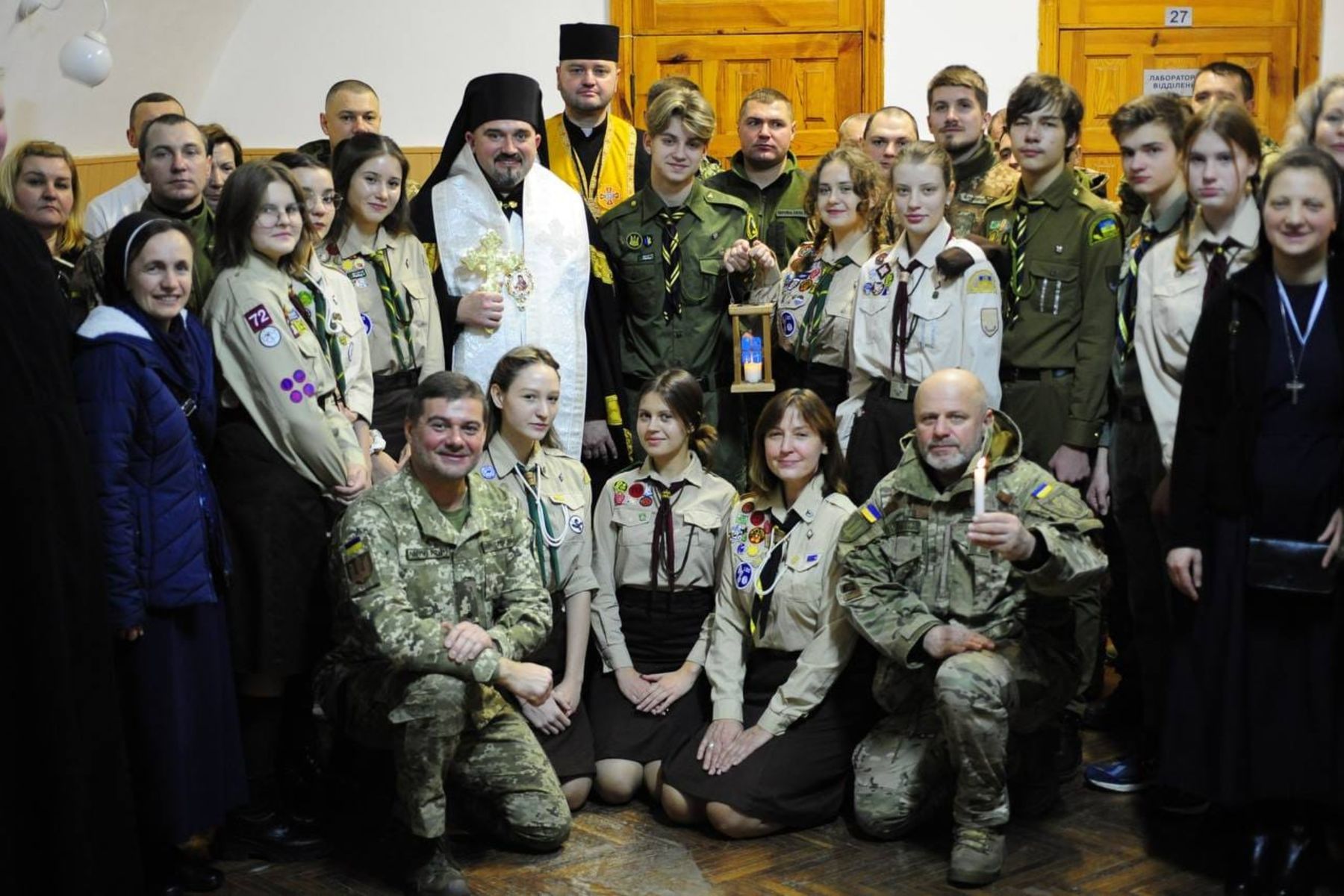 Владика Андрій Хім&rsquo;як передав медикам Вифлеємський вогонь