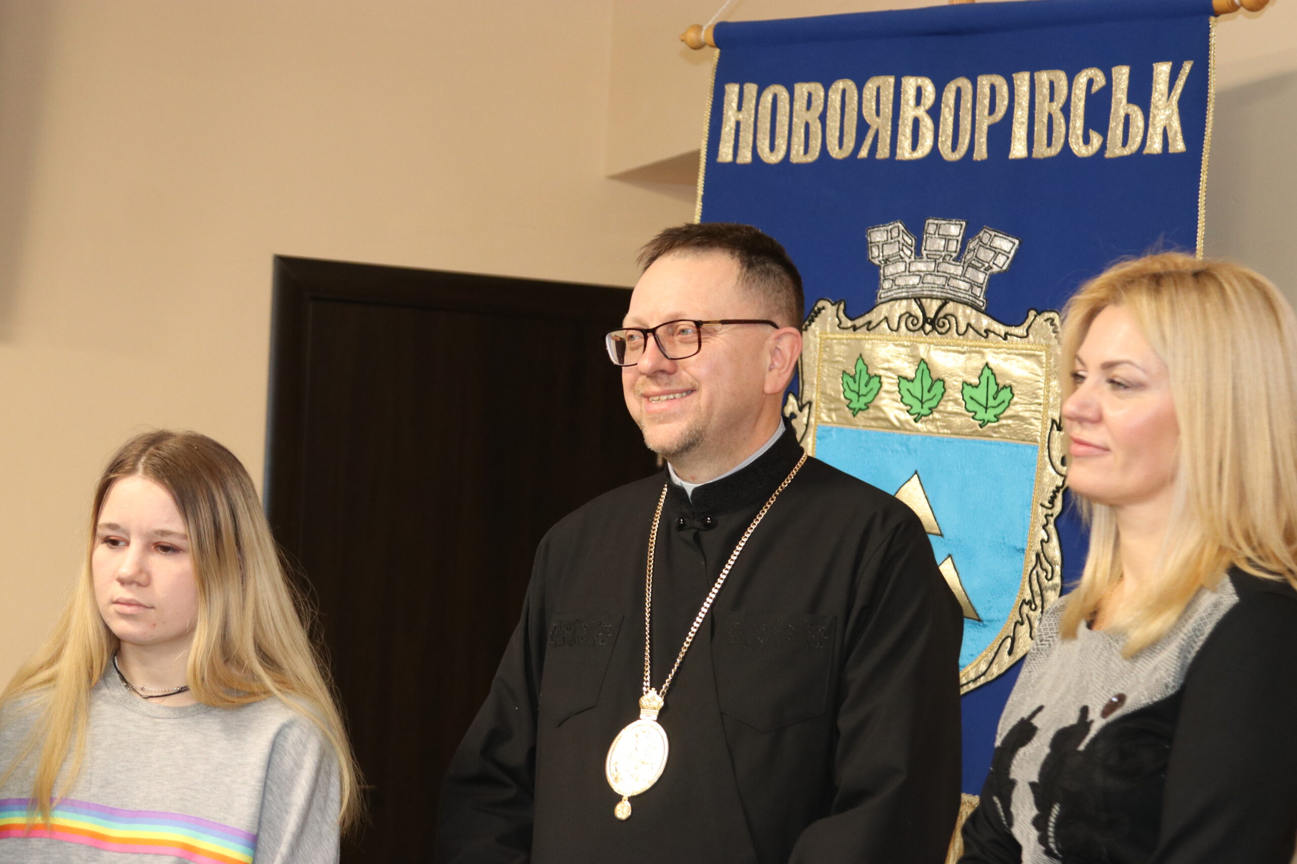 Владика Володимир відвідав Новояворівську міську раду та взяв участь у льодовому шоу для дітей “Нова радість стала” Владика Володимир відвідав Новояворівську міську раду та взяв участь у льодовому шоу для дітей “Нова радість стала”