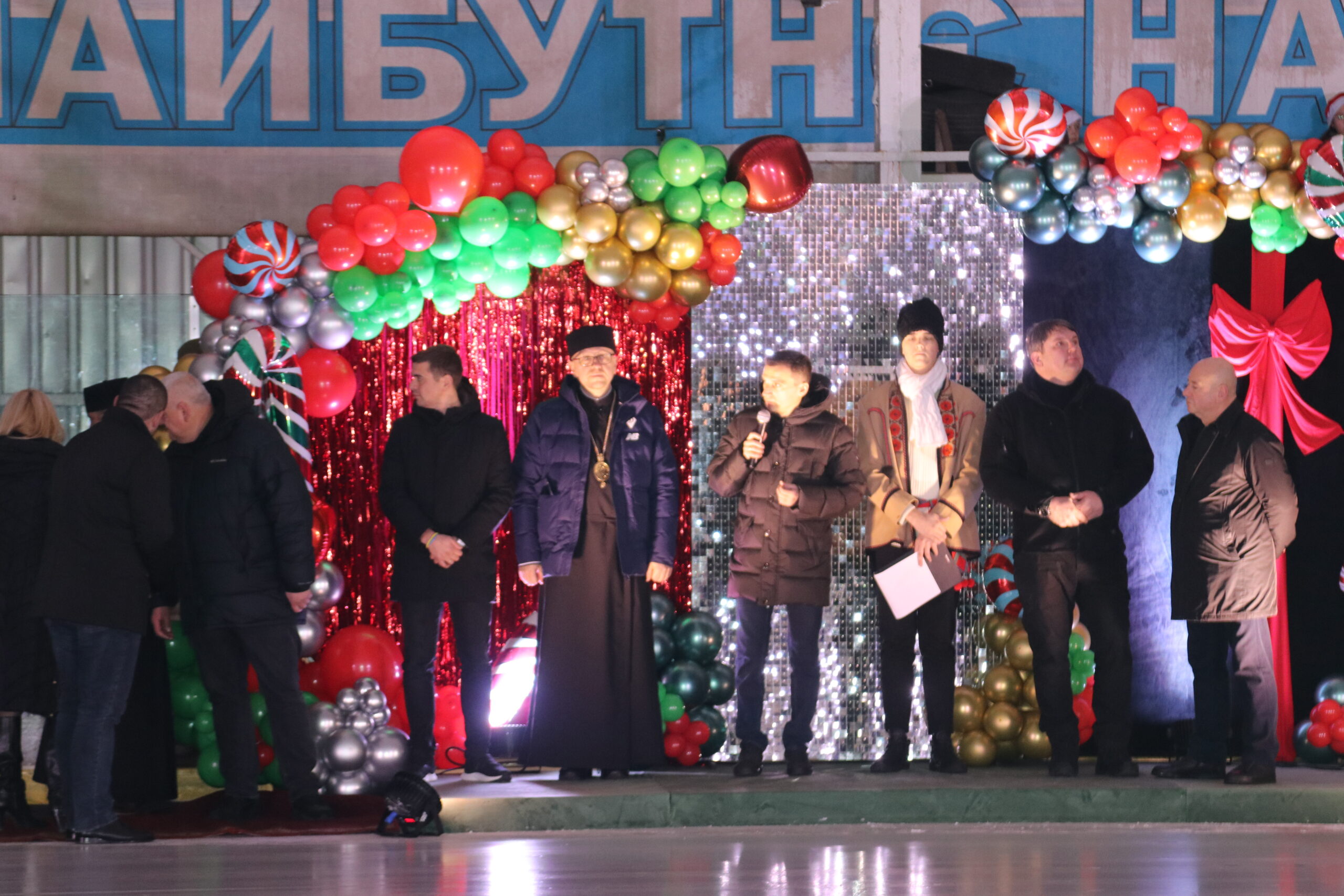 Владика Володимир відвідав Новояворівську міську раду та взяв участь у льодовому шоу для дітей “Нова радість стала” Владика Володимир відвідав Новояворівську міську раду та взяв участь у льодовому шоу для дітей “Нова радість стала”