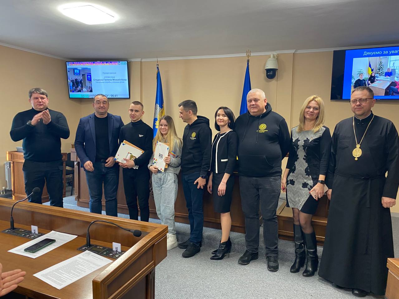 Владика Володимир відвідав Новояворівську міську раду та взяв участь у льодовому шоу для дітей “Нова радість стала” Владика Володимир відвідав Новояворівську міську раду та взяв участь у льодовому шоу для дітей “Нова радість стала”