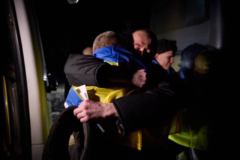 🔰 Шестеро захисників з Житомирщини повернулися з російського полону. Вони були серед 230 українців 🔰 Шестеро захисників з Житомирщини повернулися з російського полону. Вони були серед 230 українців