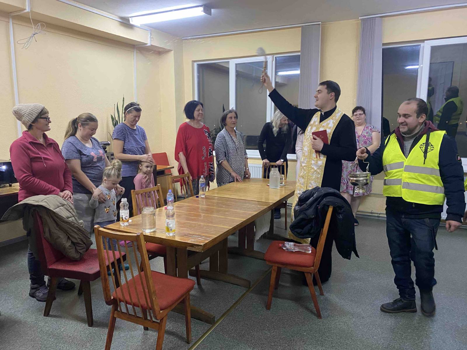 Лицарі Колумба та душпастирі Архікатедрального собору навідалися до переселенців Лицарі Колумба та душпастирі Архікатедрального собору навідалися до переселенців