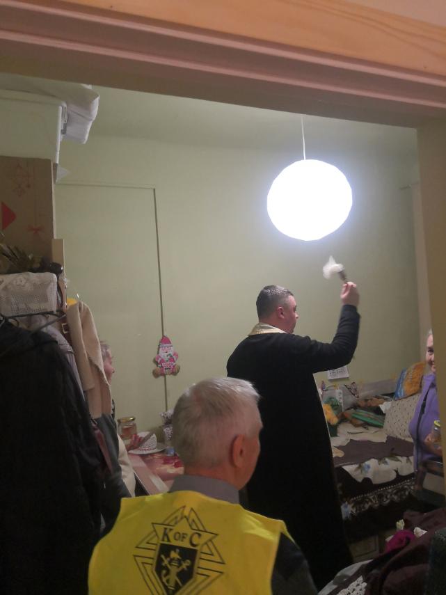 Лицарі Колумба та душпастирі Архікатедрального собору навідалися до переселенців Лицарі Колумба та душпастирі Архікатедрального собору навідалися до переселенців