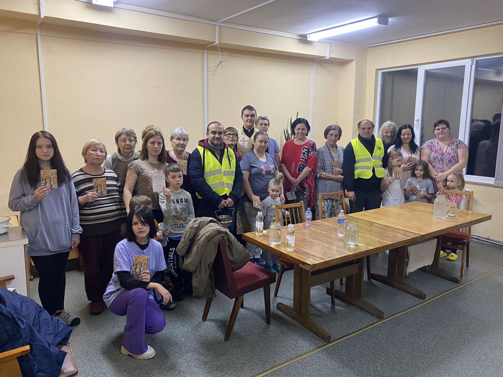 Лицарі Колумба та душпастирі Архікатедрального собору навідалися до переселенців Лицарі Колумба та душпастирі Архікатедрального собору навідалися до переселенців