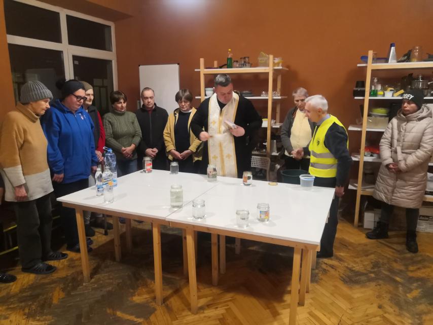 Лицарі Колумба та душпастирі Архікатедрального собору навідалися до переселенців Лицарі Колумба та душпастирі Архікатедрального собору навідалися до переселенців