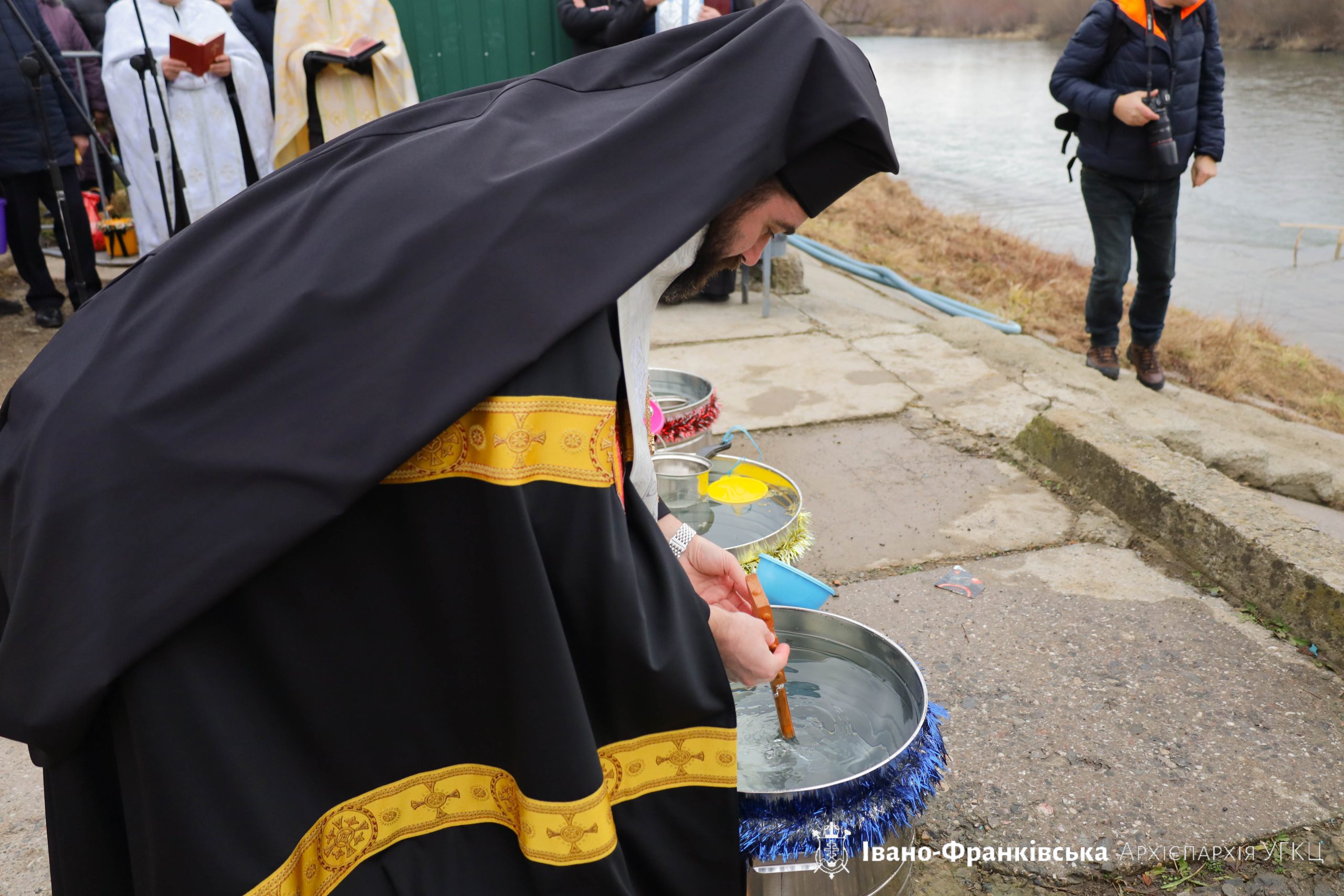 На річці Бистриця Надвірнянська відбулося традиційне водосвяття На річці Бистриця Надвірнянська відбулося традиційне водосвяття