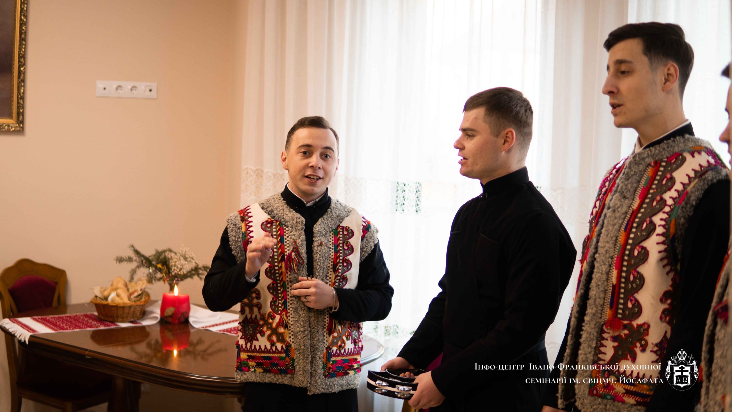 Семінарійна спільнота із колядою завітала до Митрополита Володимира і Владики Миколи Семінарійна спільнота із колядою завітала до Митрополита Володимира і Владики Миколи