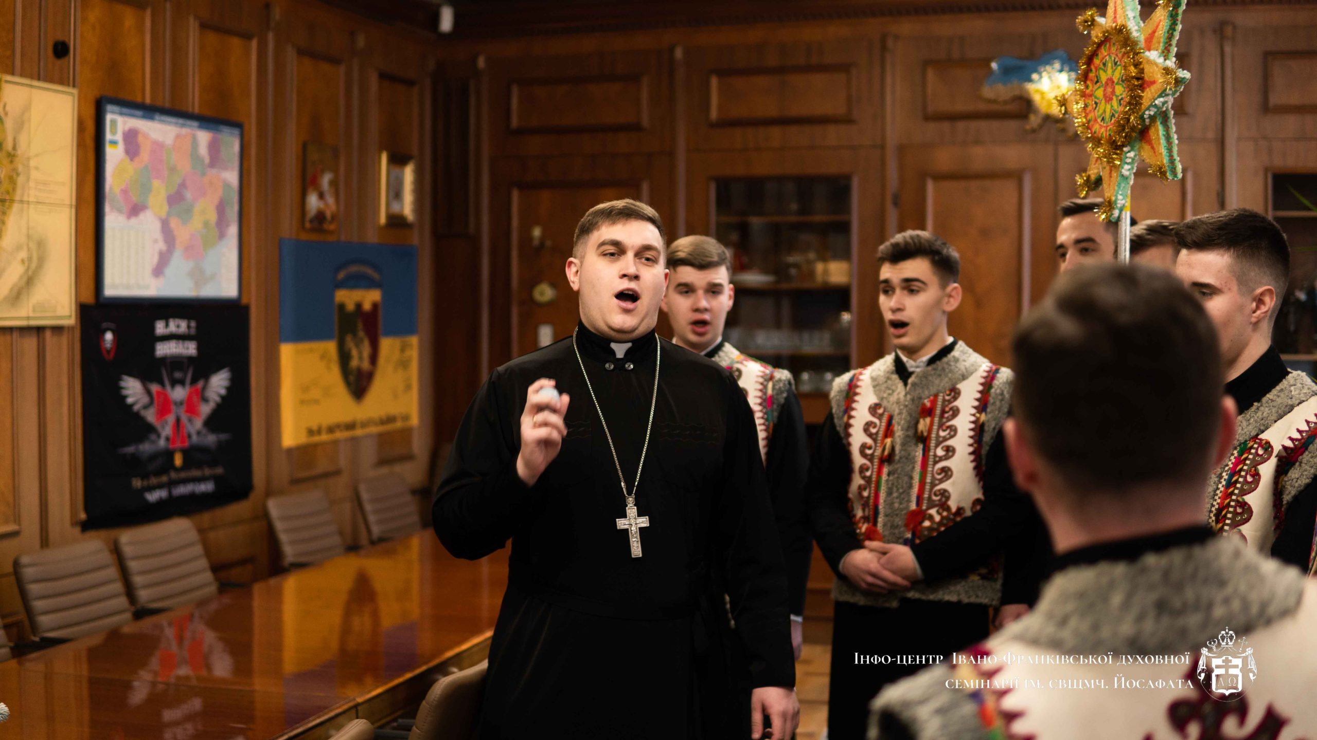 Семінарійна спільнота із колядою завітала до Митрополита Володимира і Владики Миколи Семінарійна спільнота із колядою завітала до Митрополита Володимира і Владики Миколи