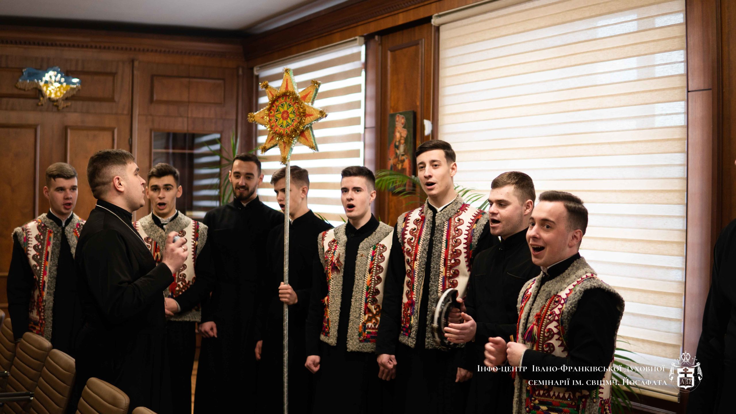 Семінарійна спільнота із колядою завітала до Митрополита Володимира і Владики Миколи Семінарійна спільнота із колядою завітала до Митрополита Володимира і Владики Миколи