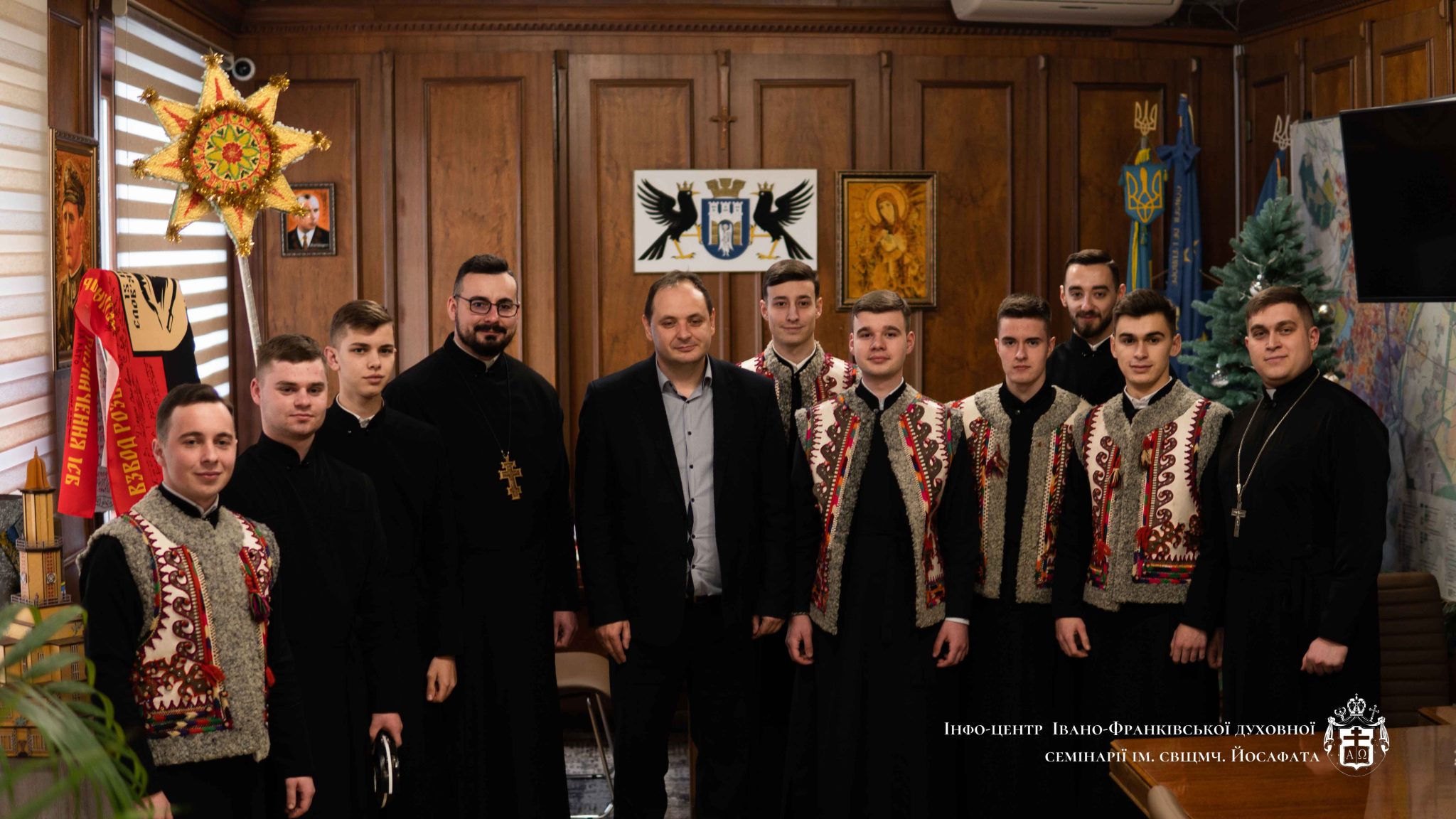 Семінарійна спільнота із колядою завітала до Митрополита Володимира і Владики Миколи Семінарійна спільнота із колядою завітала до Митрополита Володимира і Владики Миколи