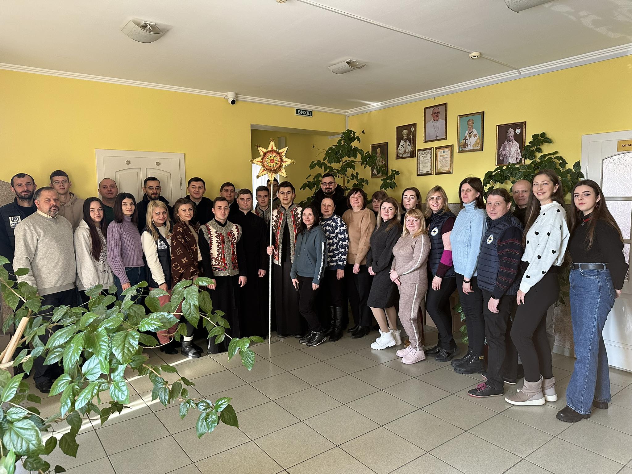 Спільнота ІФДС із колядою завітали до франківського Карітасу Спільнота ІФДС із колядою завітали до франківського Карітасу