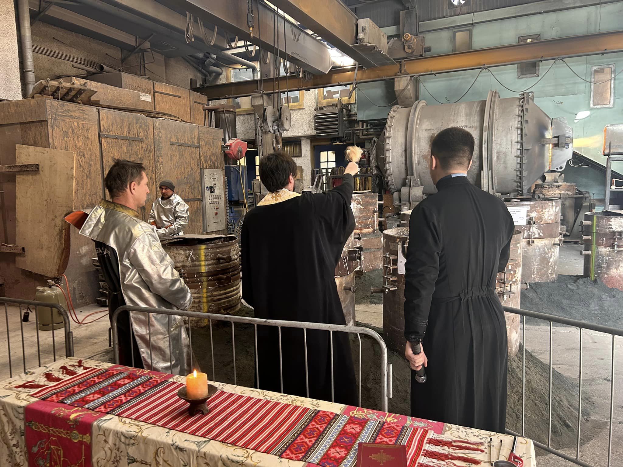 «Дзвони говорять нам, що у вогні війни життя триває»: у австрійській ливарні виготовили три дзвони для парафії свв. апп. Петра та Павла у Новояворівську «Дзвони говорять нам, що у вогні війни життя триває»: у австрійській ливарні виготовили три дзвони для парафії свв. апп. Петра та Павла у Новояворівську