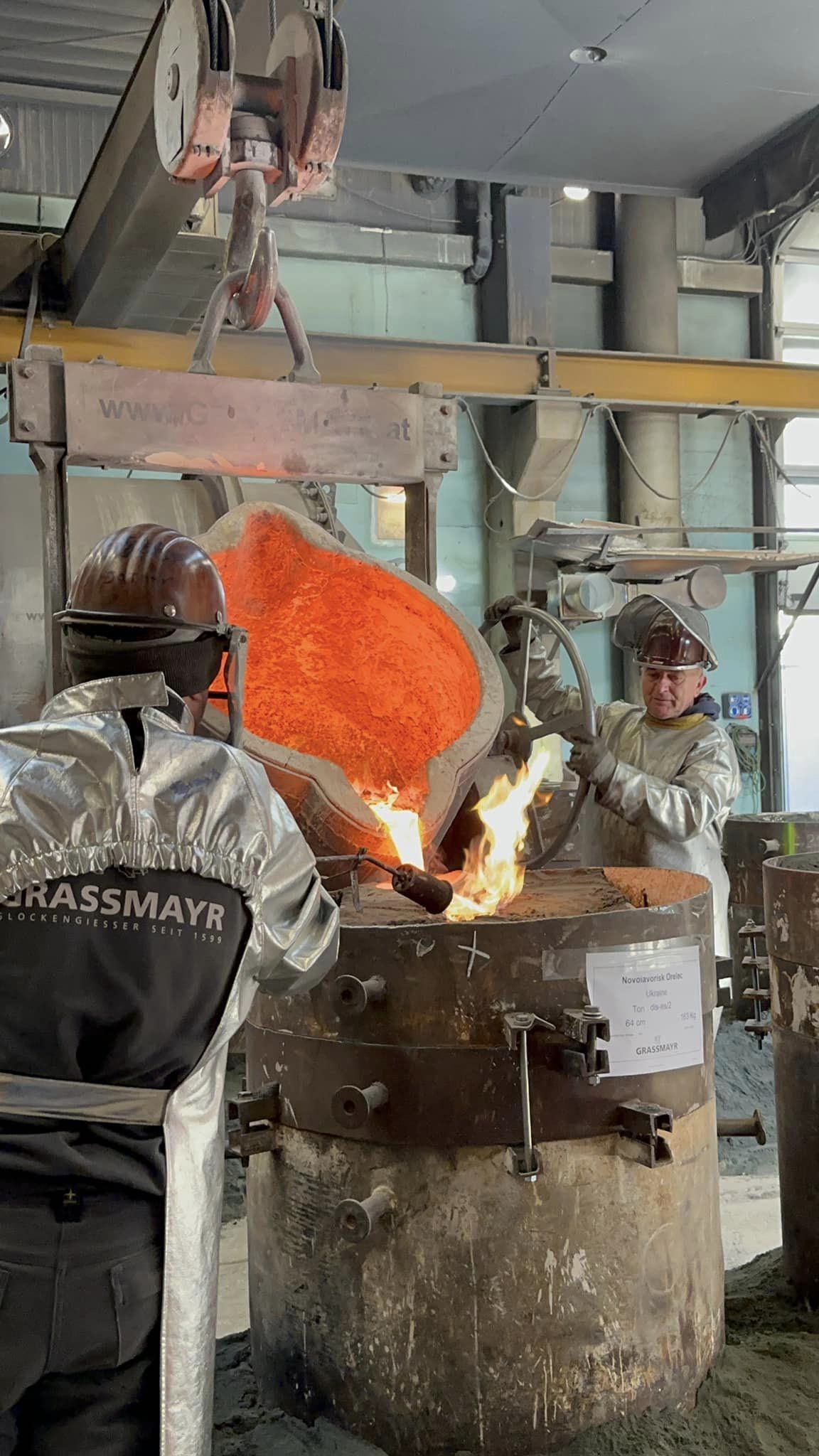 «Дзвони говорять нам, що у вогні війни життя триває»: у австрійській ливарні виготовили три дзвони для парафії свв. апп. Петра та Павла у Новояворівську «Дзвони говорять нам, що у вогні війни життя триває»: у австрійській ливарні виготовили три дзвони для парафії свв. апп. Петра та Павла у Новояворівську