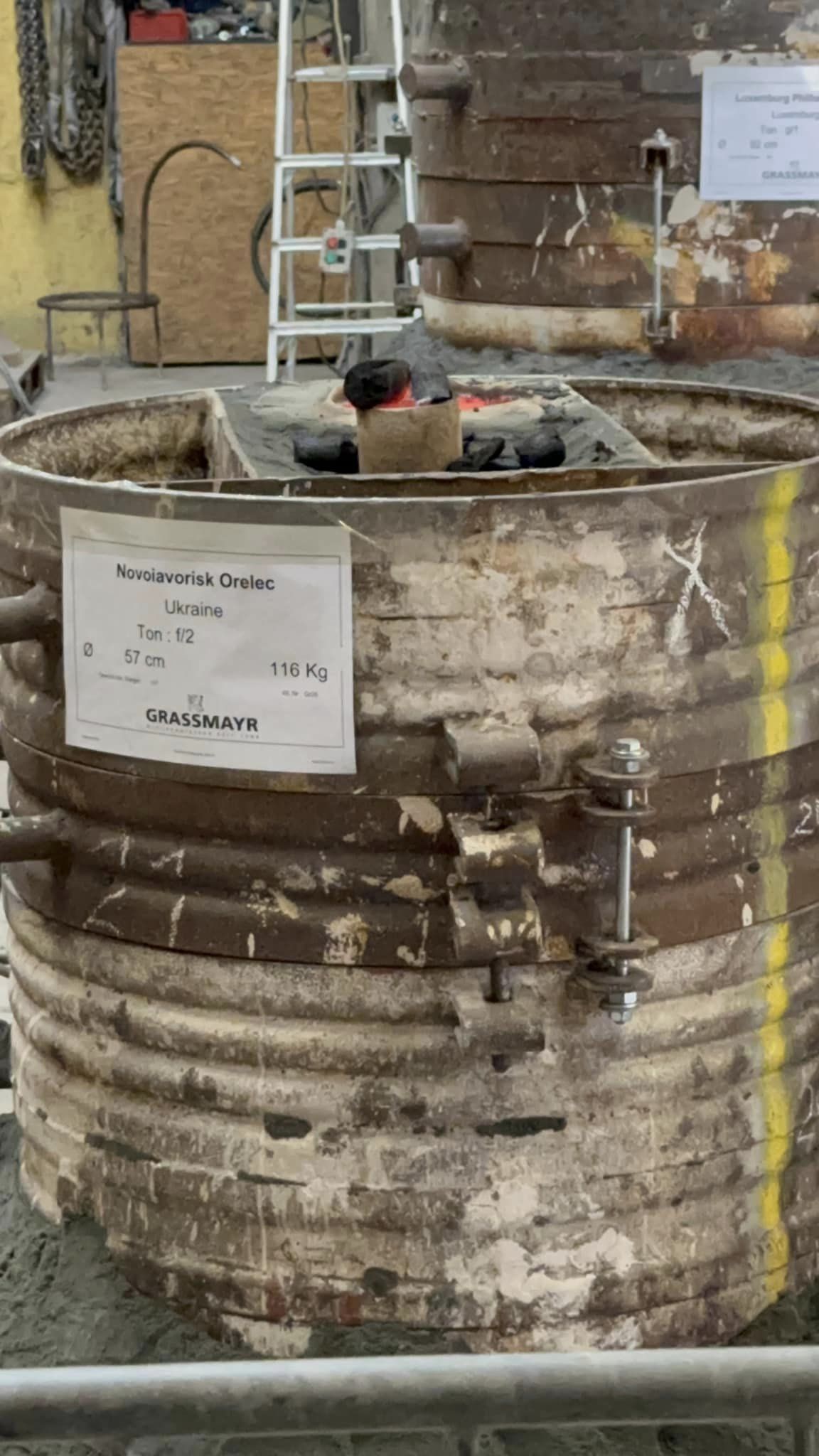 «Дзвони говорять нам, що у вогні війни життя триває»: у австрійській ливарні виготовили три дзвони для парафії свв. апп. Петра та Павла у Новояворівську «Дзвони говорять нам, що у вогні війни життя триває»: у австрійській ливарні виготовили три дзвони для парафії свв. апп. Петра та Павла у Новояворівську